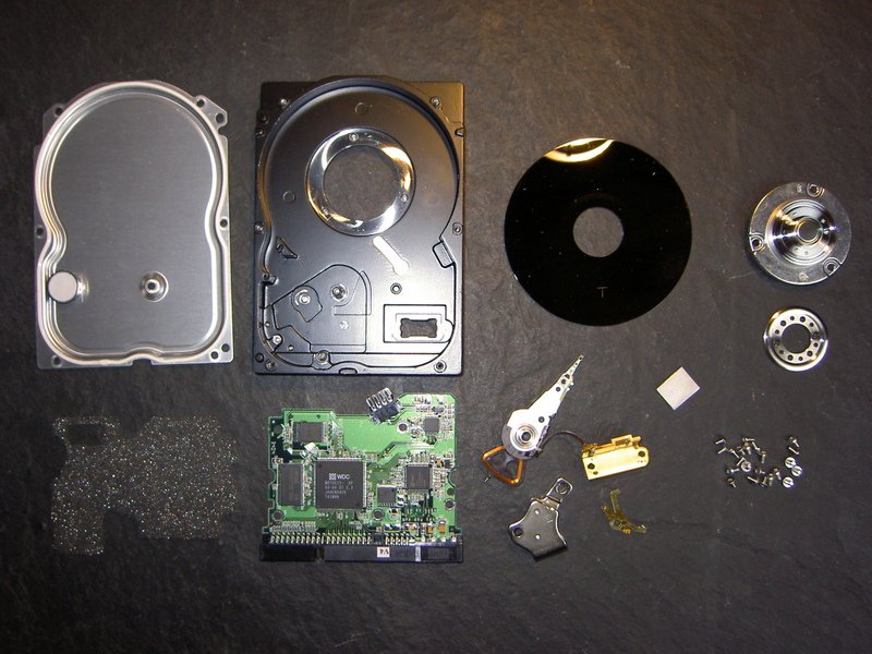 Imagen que muestra las partes de un HDD.