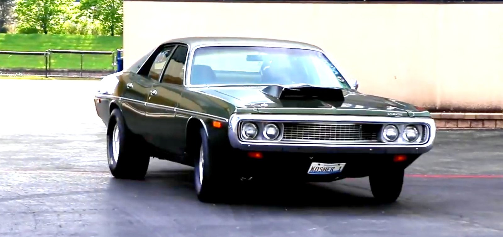 un Dodge Coronet negro