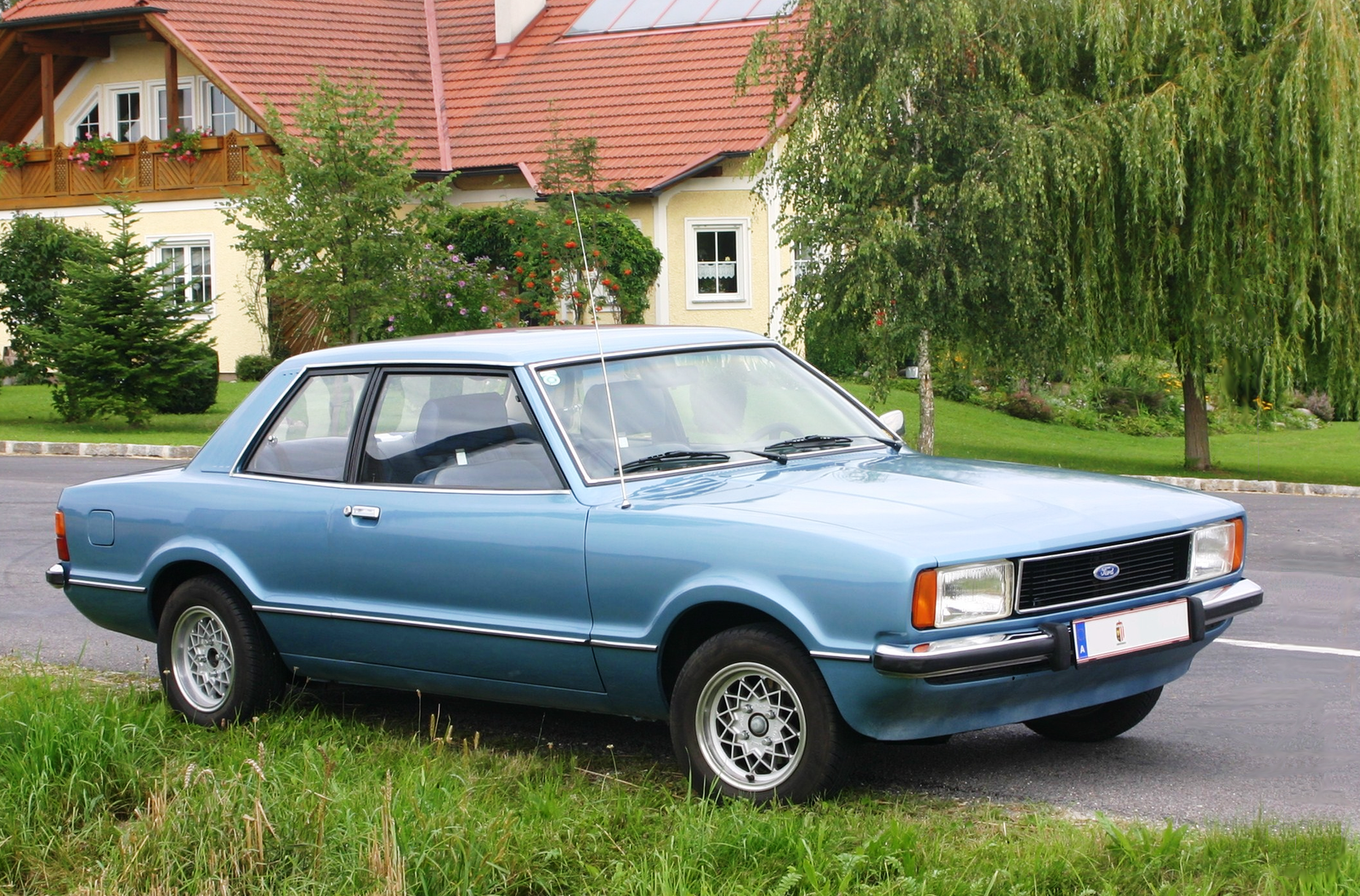 un Ford taunus azul, el coche principal del videojuego my winter car