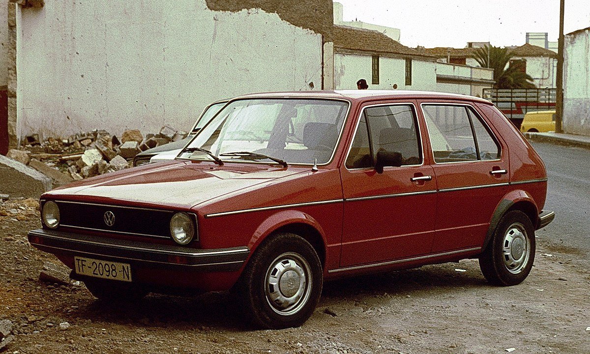 un Volkswagen golf rojo