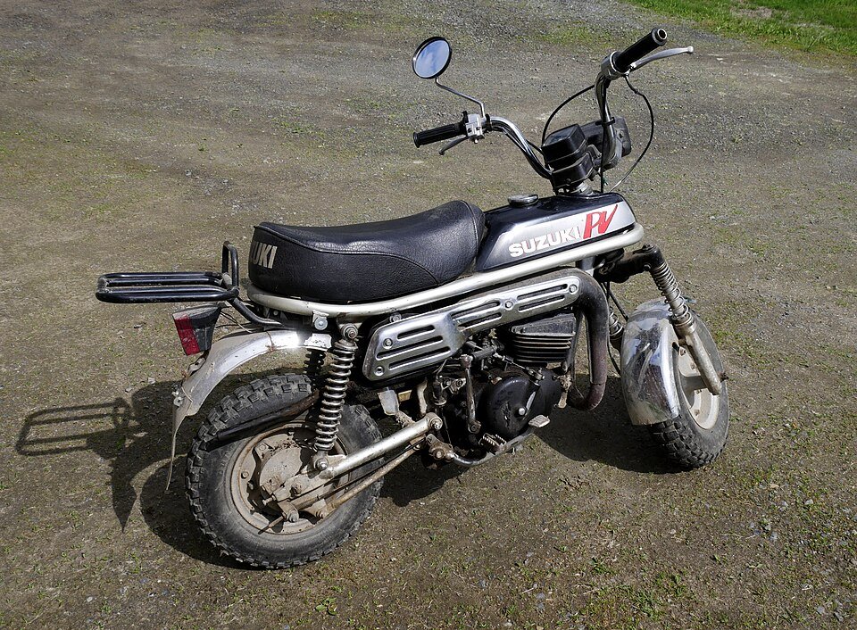 Una Suzuki pv50 gris