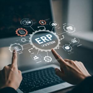 Interfaz digital de un sistema ERP mostrando la integración de varios módulos de negocio (procesos, informes, colaboración, finanzas, recursos humanos, ventas e inventario) centrada en la sigla "ERP SYSTEM" sobre una computadora portátil en uso.