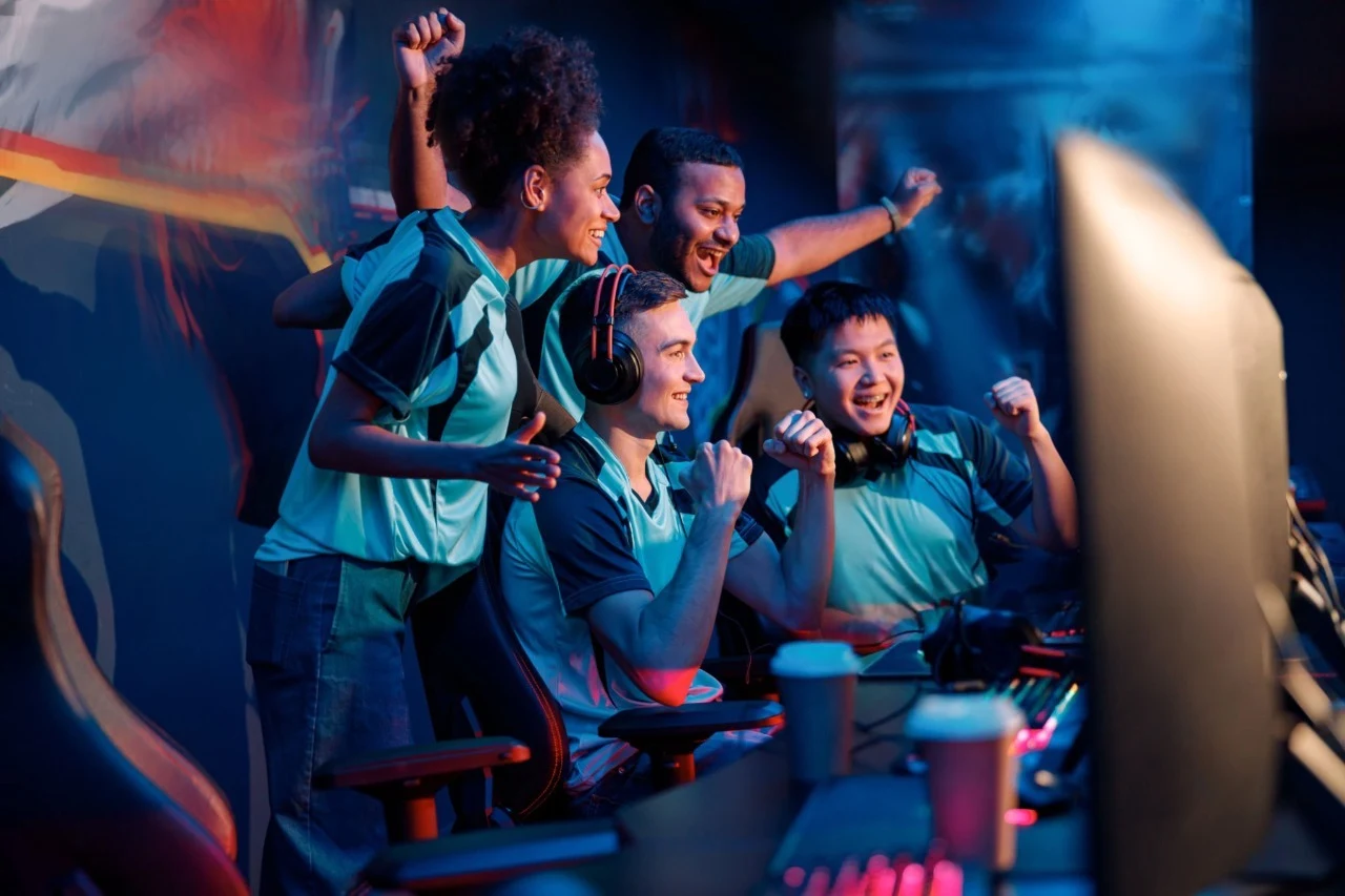 gente celebrando que ganaron su partido gracias a los maousepad gaming