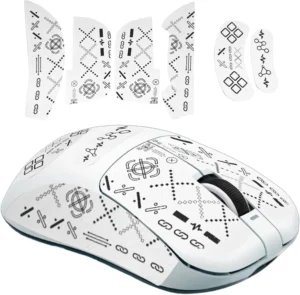 un ratón gamer con unos grip tape pegados