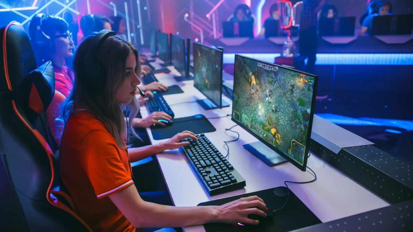 imagen de una chica en los e sports con un mousepad competitivo