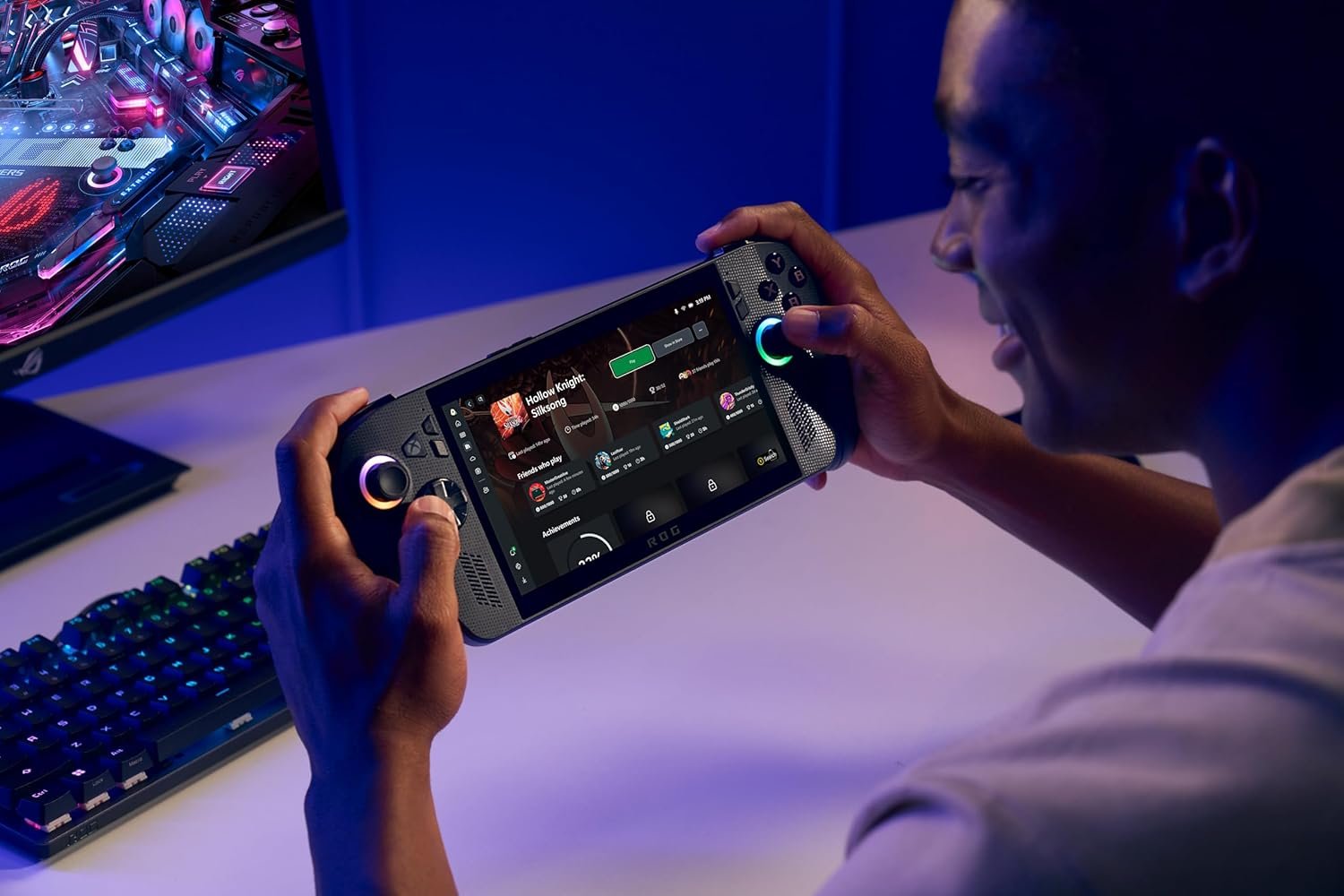 chico jugando a la asus rog ally x, una de las mejores consolas portatiles