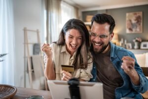 personas felices porque encontraron las Mejores ofertas PC gaming Prime Days 2025