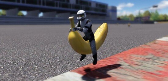 Imagen de un mod gracioso del videojuego assetto corsa rally, se ve un piloto conduciendo un plátano