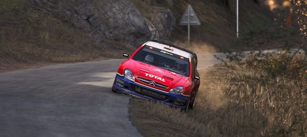 Imagen del videojuego assetto corsa rally en donde esta en coche metido en una cuneta recortando el tramo